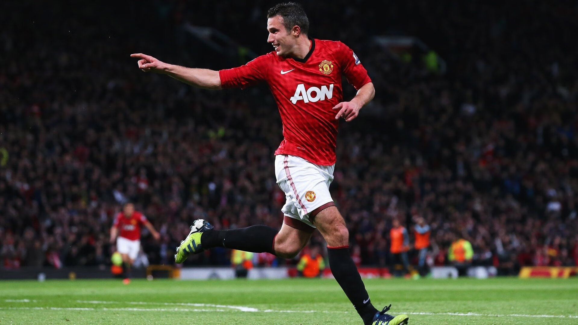 训练场地翻新完成球员训练积极性高涨表现更为投入，球场翻新方案